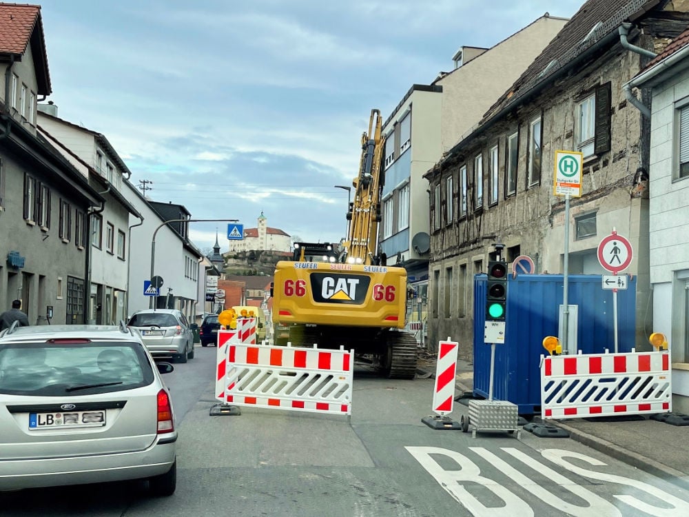 Kran oder Bagger verkehrstechnisch mit Ampel absperren