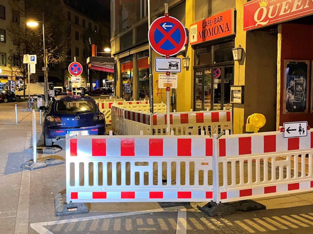 Verkehrsabsperrung mit Halteverbotszone für Umzug