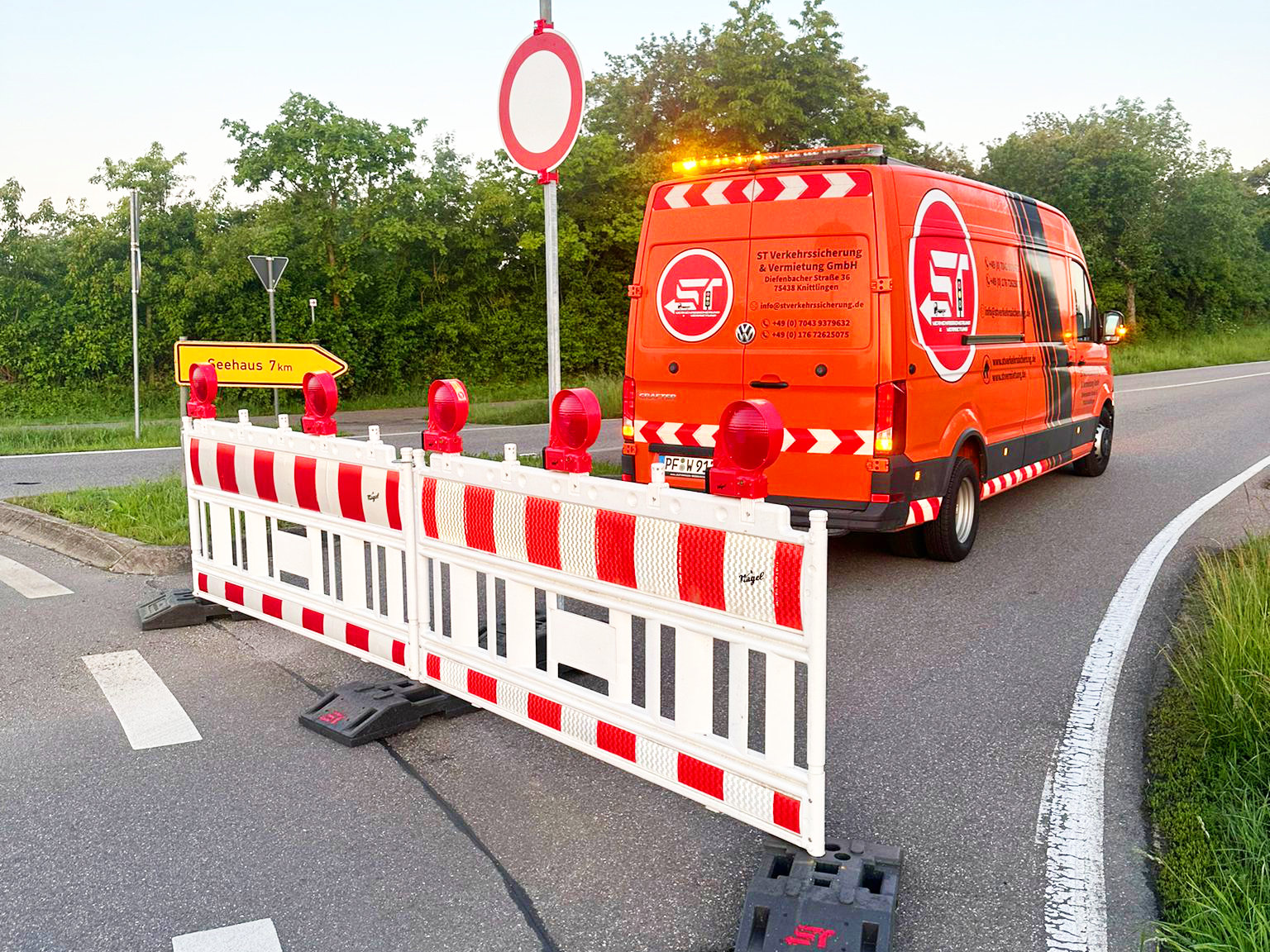 Verkehrssicherung von Baustellen mit Schildern und Barken