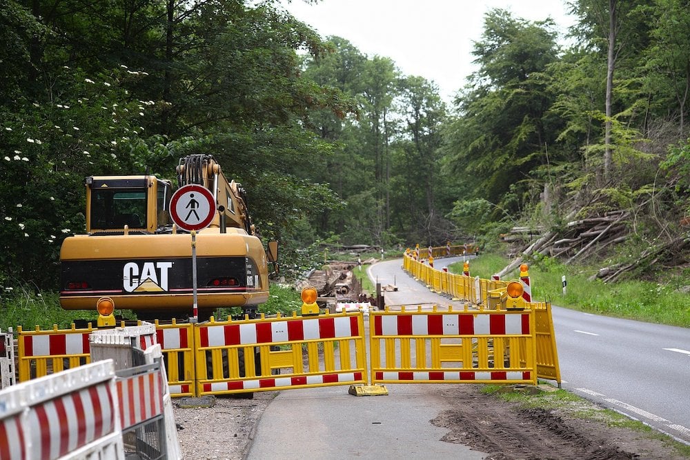 Verkehrssicherung von Baustellen mit Schildern und Barken